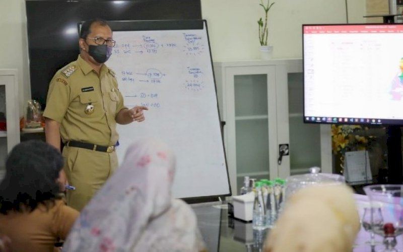 RAPAT. Wali Kota Makassar, Moh Ramdhan Pomanto, memimpin rapat membahas pendidikan di Makassar di kediaman pribadinya, Jl Amirullah, Kota Makassar, Selasa (11/5/2021). foto humas pemkot makassar