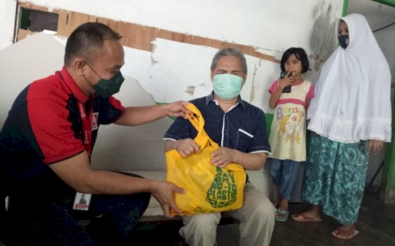 BERBAGI. Marketing Manager Alfamidi Sulselbar, Bachry Baharuddin, menyerahkan bantuan sembako kepada salah seorang penerima. PT Midi Utama Indonesia Tbk, sebagai pengelola jaringan ritel Alfamidi, meramaikan Bulan Ramadan 1442 H/2021 M dengan menyalurkan 1.000 paket sembako untuk masyarakat kurang mampu. foto: humas alfamidi