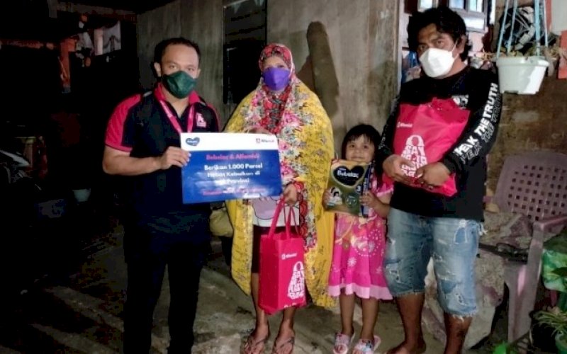 BERBAGI. Marketing Manager Alfamidi Sulselbar, Bachry Baharuddin, menyerahkan parcel Bebelac kepada salah seorang penerima. foto: humas alfamidi