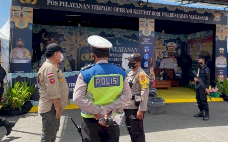 MENINJAU. Sekda Provinsi Sulsel, Abdul Hayat Gani, meninjau sejumlah Pos Pelayanan Terpadu Operasi Ketupat 2021 Polrestabes Makassar di simpang lima Mandai, Jl Perintis Kemerdekaan, Kota Makassar, Rabu (11/5/2021). foto: istimewa