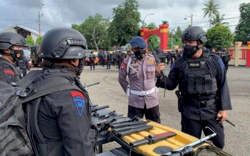 PEMERIKSAAN. Danyon C Pelopor Satbrimob Polda Sulsel, Kompol Nur Ichsan (kanan), memeriksa perlengkapan personel di Lapangan Mako Batalyon C Pelopor, Kota Watampone, Kabupaten Bone, Rabu (12/5/2021). foto: humas brimob bone