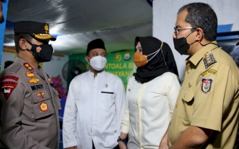 BINCANG SANTAI. Wali Kota Makassar Moh Ramdhan Pomanto (kanan) berbincang santai dengan Plt Gubernur Sulsel Andi Sudirman Sulaiman, Ketua DPRD Provinsi Sulsel Andi Ina Kartika Sari, dan Kapolda Sulsel Irjen Pol Merdisyam di sela-sela pemantauan sejumlah pos pengamanan perbatasan dan pos pengamanan di dalam wilayah Kota Makassar, Rabu (12/5/2021) malam. foto: humas pemkot makassar