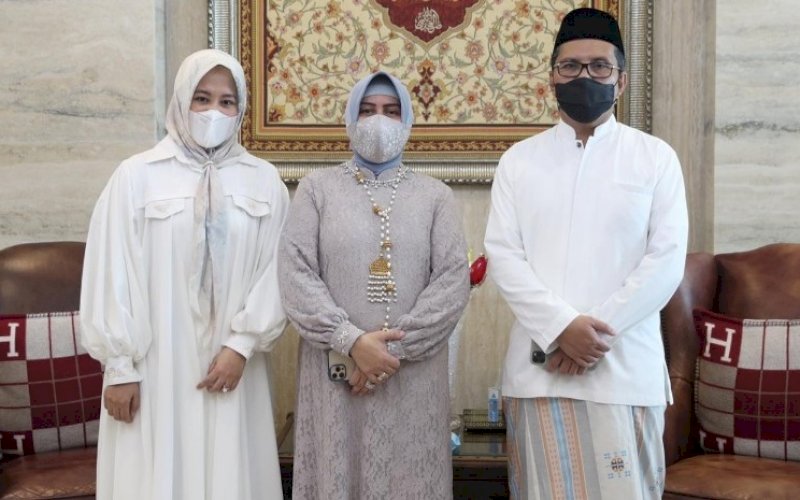 SILATURAHMI. Wakil Wali Kota Makassar Fatmawati Rusdi (kiri) saat silaturahmi Lebaran Idulfitri di kediaman pribadi Wali Kota Makassar, Moh Ramdhan Pomanto yang didampigi istri Indira Jusuf Ismail di Jl Amirullah, Kota Makassar, Kamis (13/5/2021). foto: humas pemkot makassar