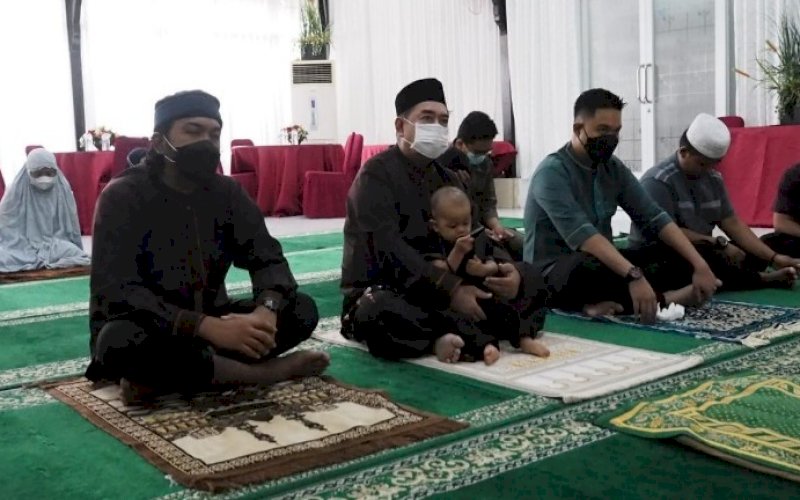 SALAT ID. Sekda Provinsi Sulsel, Abdul Hayat Gani, memilih Salat Id bersama keluarga di Rujabnya di Jl Sultan Hasanuddin, Kota Makassar, Kamis (13/5/2021). foto: humas pemprov sulsel