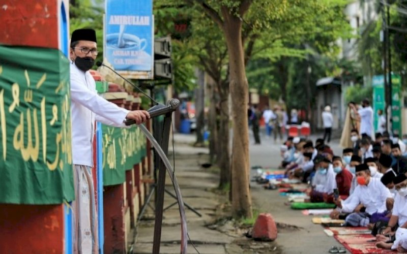 BERI ARAHAN. Wali Kota Makassar, Moh Ramdhan Pomanto, memberikan arahan pada saat pelaksanaan salat Idulfitri di Jl Amirullah, Kota Makassar, Kamis (13/5/2021). foto: humas pemkot makassar
