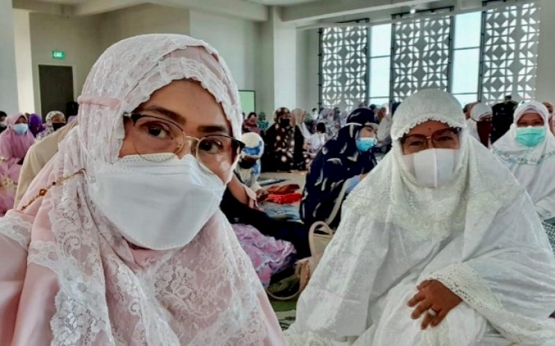 SALAT ID. Rektor UIM, DR Ir Hj A Majdah M Zain MSi (kiri), saat salat Idulfitri di Masjid Ash Shahabah Kompleks UIM, Kamis (13/5/2021). foto: humas uim