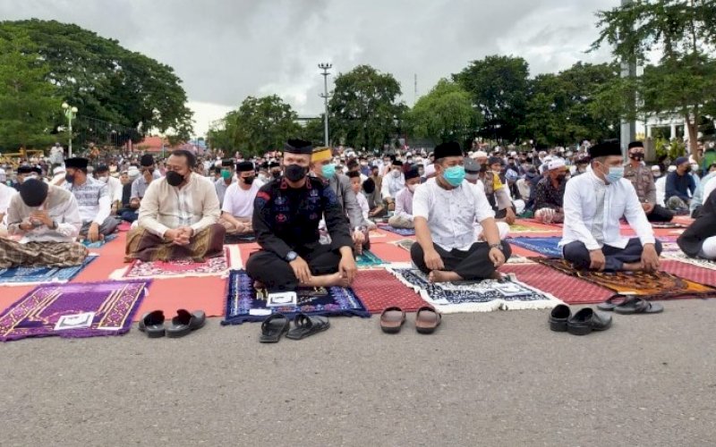 SALAT ID. Danyon C Pelopor Satbrimob Polda Sulsel&nbsp; Kompol Nur Ichsan, salat Id di Lapangan Merdeka Bone, Kamis (13/5/2021). foto: humas brimob bone