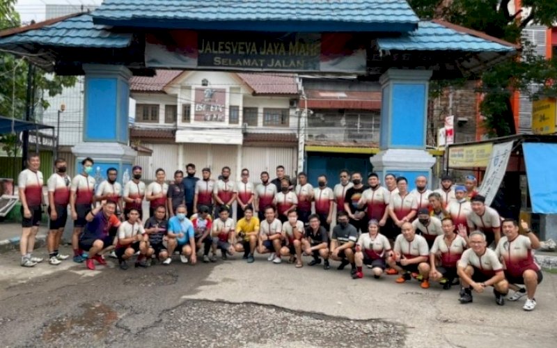 GOWES. Anggota MCC saat melakukan gowes dalam Kota Makassar, Jumat (14/5/2021). foto: humas mcc