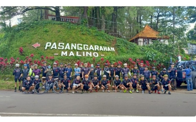 GOWES. Anggota MCC saat melakukan gowes wisata Makassar - Malino dengan jumlah peserta 61 goweser, Sabtu (15/5/2021). foto: humas mcc