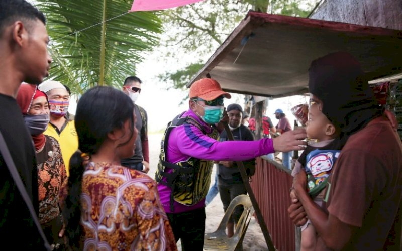 DANNY MENYAPA. Wali Kota Makassar, Moh Ramdhan Pomanto, menyapa seorang anak di Pulau Lanjukang, Sabtu (15/5/2021). foto: humas pemkot makassar