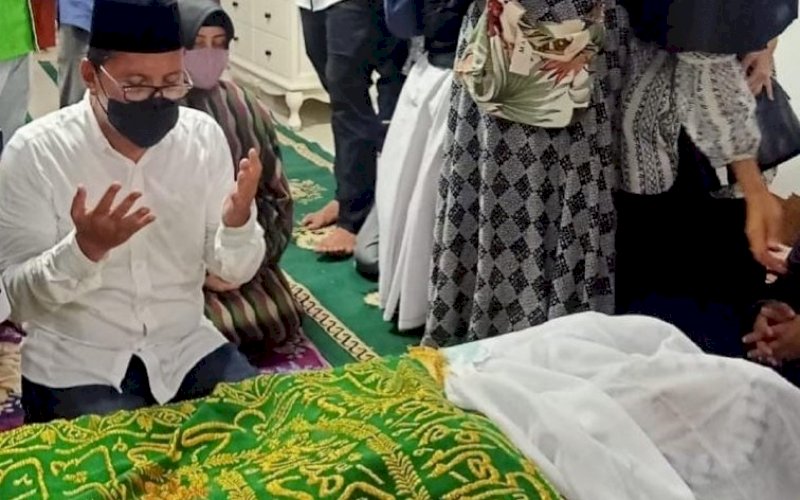 MELAYAT. Wali Kota Makassar Moh Ramdhan Pomanto bersama istri Indira Jusuf Ismail berdoa saat melayat ke rumah duka Almarhum AG DR KH Muhammad Sanusi Baco LC, Sabtu (14/5/2021) malam. foto: humas pemkot makassar