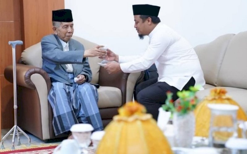 KENANGAN. Plt Gubernur Sulsel Andi Sudirman Sulaiman bersama mendiang Ketua MUI Sulsel AG DR KH Muhammad Sanusi Baco LC. foto: humas pemprov sulsel