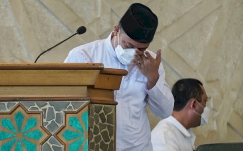 PELEPASAN. Plt Gubernur Sulsel, Andi Sudirman Sulaiman, tampak mengusap air matanya saat memberikan sambutan pelepasan jenazah AG DR KH Muhammad Sanusi Baco LC ke peristirahatan terakhirnya di Masjid Raya Makassar, Minggu (16/5/2021). foto: humas pemprov sulsel