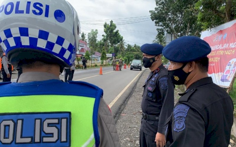 PATROLI. Danyon C Pelopor Satbrimob Polda Sulsel, Kompol Nur Ichsan (tengah), memimpin langsung patroli pemantauan/kontrol pos perbatasan/penyekatan untuk menjaga kondusivitas kamtibmas di Kabupaten Bone, Minggu (16/5/2021). foto: humas brimob bone