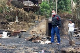 Saharuddin Kunjungi dan Bantu Korban Kebakaran di Enrekang