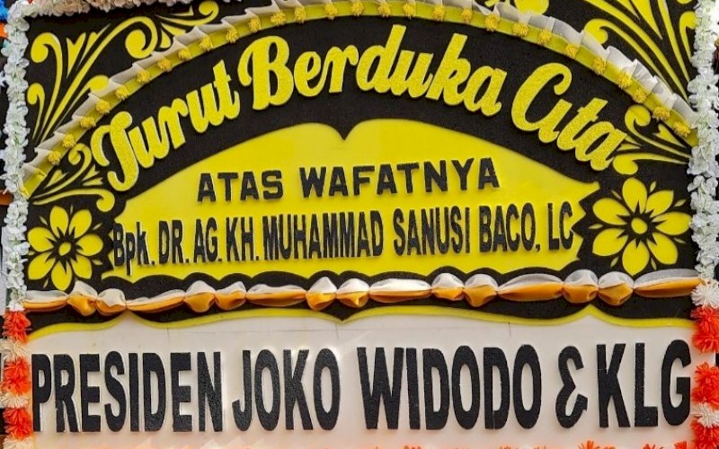 UCAPAN DUKA. Ucapan duka Presiden RI Joko Widodo atas wafatnya AG DR KH Muhammad Sanusi Baco LC melalui karangan bunga. foto: istimewa