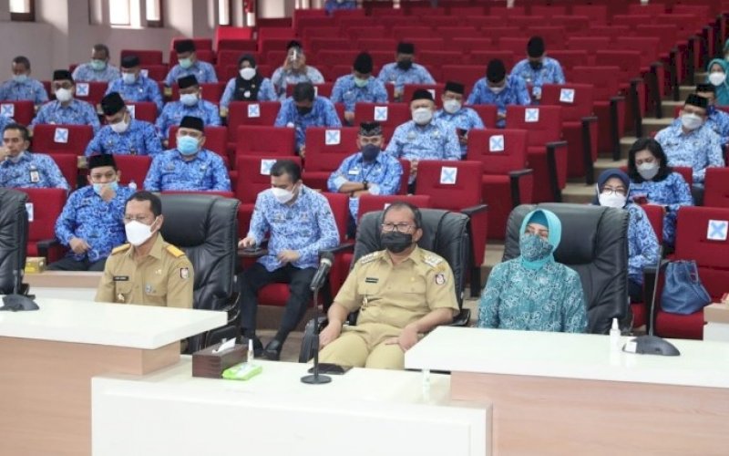 SILATURAHMI VIRTUAL. Wali Kota Makassar Moh Ramdhan Pomanto bersama jajarannya menghadiri pengarahan umum dan silaturahmi bersama Plt Gubernur Sulsel Andi Sudirman Sulaiman secara virtual pasca libur Lebaran Idulfitri di Ruang Sipakatau, Balai Kota Makassar, Senin (17/5/2021). foto: humas pemkot makassar