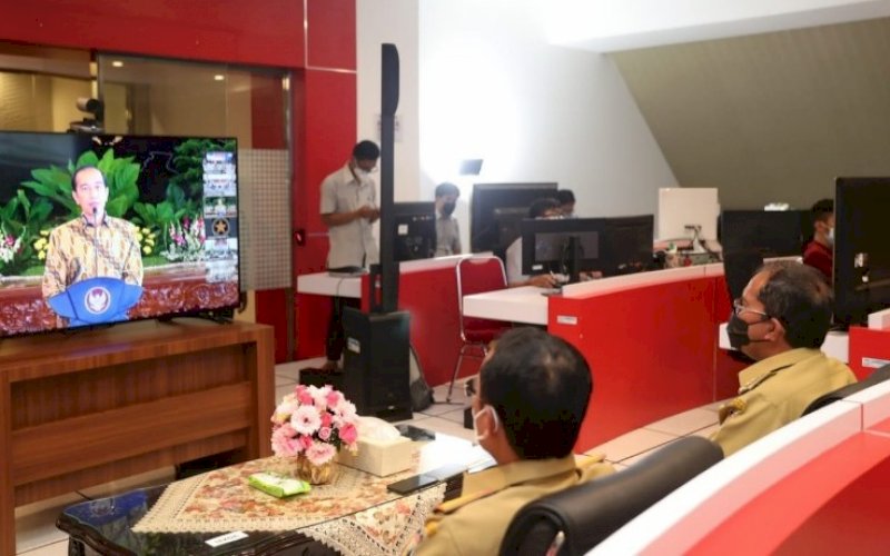 ARAHAN PRESIDEN. Wali Kota Makassar Moh Ramdhan Pomanto didampingi Sekda Kota Makassar Muh Ansar saat mengikuti arahan Presiden RI Joko Widodo secara virtual kepada seluruh kepala daerah di Indonesia, Senin (17/5/2021). foto: humas pemkot makassar