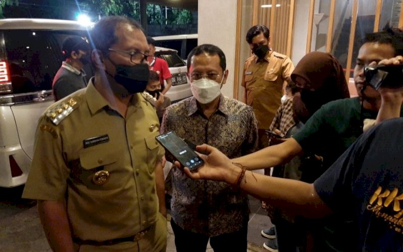 DUKUNGAN. Wali Kota Makassar Moh Ramdhan Pomanto didampingi Sekda Kota Makassar Muh Ansar usai makan malam bersama di salah satu restoran di Jl Pattimura, Kota Makassar, Senin (17/5/2021) malam. foto: doelbeckz/pluz.id