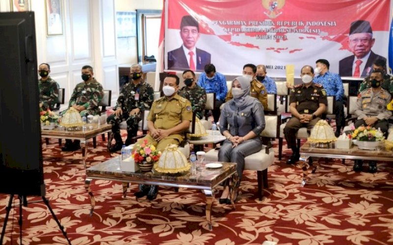 MPENGARAHAN PRESIDEN. Plt Gubernur Sulsel Andi Sudirman Sulaiman didampingi Sekda Provinsi Sulsel Abdul Hayat Gani serta para unsur Forkopimda mengikuti Pengarahan Presiden RI Joko Widodo kepada Kepala Daerah se-Indonesia Tahun 2021 secara virtual di Baruga Lounge Kantor Gubernur Sulsel, Senin (17/5/2021). foto: humas pemprov sulsel