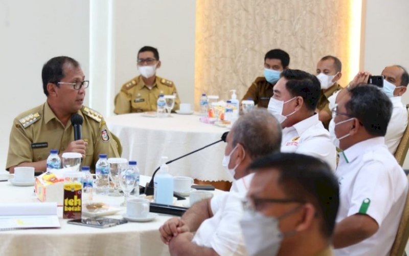 PENJELASAN. Wali Kota Makassar, Moh Ramdhan Pomanto, memberikan penjelasan saat menghadiri pembahasan lanjutan pendampingan proses pengadaan akses jalan Tol MNP di ruang rapat lantai 7 Kantor Pelindo IV, Selasa (18/5/202). foto: humas pemkot makassar