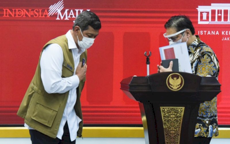 BERI KETERANGAN. Ketua Satgas Penanganan Covid-19 Doni Monardo (kiri) dan Ketua KPCPEN Airlangga Hartarto di sela-sela memberikan keterangan pers usai mengikuti rapat terbatas yang dipimpin Presiden RI Joko Widodo mengenai Penanganan Pandemi Covid-19 di Jakarta Senin (17/05/2021). foto: humas setkab