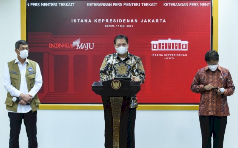 BERI KETERANGAN. Ketua KPCPEN Airlangga Hartarto didampingi Menkes Budi Gunadi Sadikin dan Ketua Satgas Penanganan Covid-19 Doni Monardo memberikan keterangan pers di Jakarta, Senin (17/5/2021). foto: humas setkab