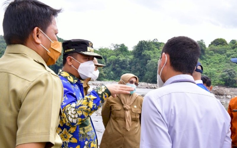 PENINJAUAN. Plt Gubernur Sulsel, Andi Sudirman Sulaiman, meninjau perencanaan akses jalan tambang di area tambang Sungai Jeneberang, Kecamatan Manuju, Kabupaten Gowa, Selasa (18/5/2021). foto: humas pemprov sulsel