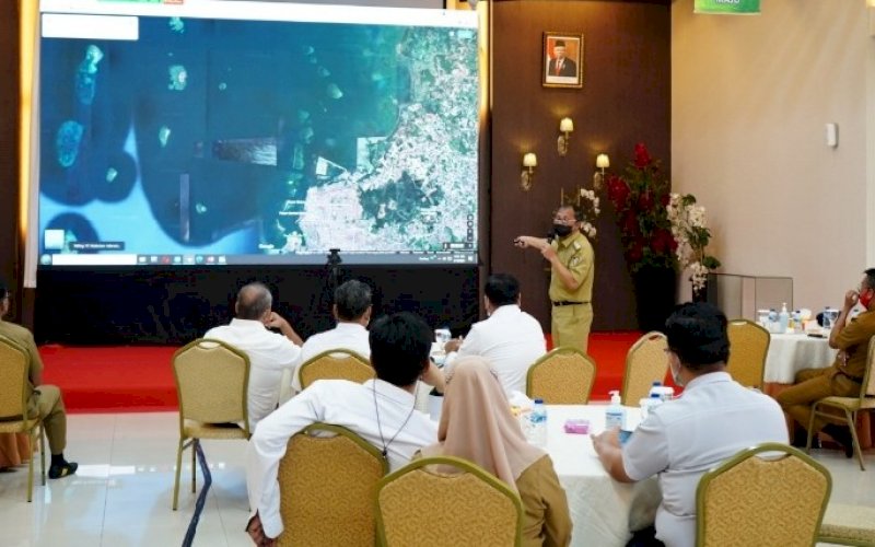 PENJELASAN. Wali Kota Makassar, Moh Ramdhan Pomanto, memberikan penjelasan saat menghadiri pembahasan lanjutan pendampingan proses pengadaan akses jalan Tol MNP di ruang rapat lantai 7 Kantor Pelindo IV, Selasa (18/5/202). foto: humas pelindo IV