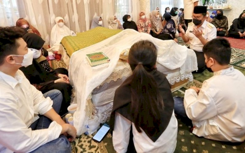 MELAYAT. Wali Kota Makassar, Moh Ramdhan Pomanto, berdoa saat melayat atas berpulangnya Irvan Wiraguna Roem di rumah duka Kompleks IDI, Kota Makassar, Rabu (19/5/2021). foto: humas pemkot makassar