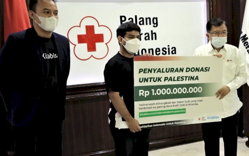 DONASI KEMANUSIAAN. Ketua Umum PMI Jusuf Kalla (JK) menerima secara simbolis donasi kemanusiaan yang dihimpun melalui urun dana kitabisa.com oleh publik figur Fadil Jaidi di Markas Pusat PMI, Jl Gatot Subroto, Jakarta, Rabu (19/5/2021). foto: humas pmi