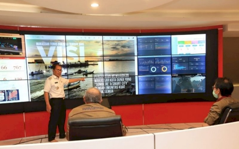 PRESENTASE. Wali Kota Makassar Moh Ramdhan Pomanto presentase saat menerima kunjungan perwakilan Kepala Perwakilan Bank Indonesia Provinsi Sulsel Budi Hanoto bersama rombongan di War Room lantai 10 Kantor Balai Kota Makassar, Rabu (19/5/2021). foto: humas pemkot makassar