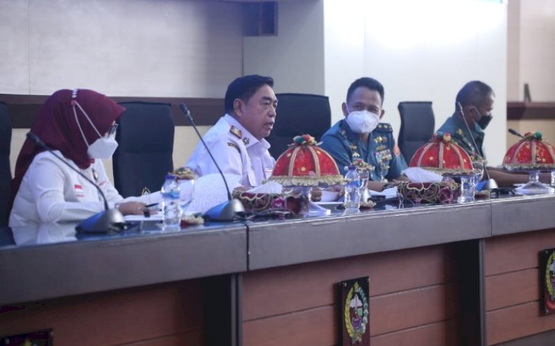 RAKOR. Sekda Provinsi Sulsel, Abdul Hayat Gani (kedua kiri), mengikuti Rakor Penanganan Imigran Gelap/Pencari Suaka dan Progres Pembangunan Proyek Strategis Nasional yang dipimpin Staf Ahli Menko Polhukam RI Bidang Sumber Daya Manusia dan Teknologi di Ruang Rapat Pimpinan Kantor Gubernur Sulsel, Rabu (19/5/2021). foto: humas pemprov sulsel