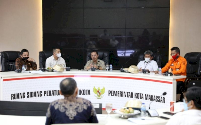 PIMPIN RAPAT. Sekda Kota Makassar, Muh Ansar (tengah), pimpin rapat TKPRD terkait pengadaan akses Tol MNP di Ruang Sipakatau Kantor Balai Kota Makassar, Kamis (20/5/2021). foto: humas pemkot makassar