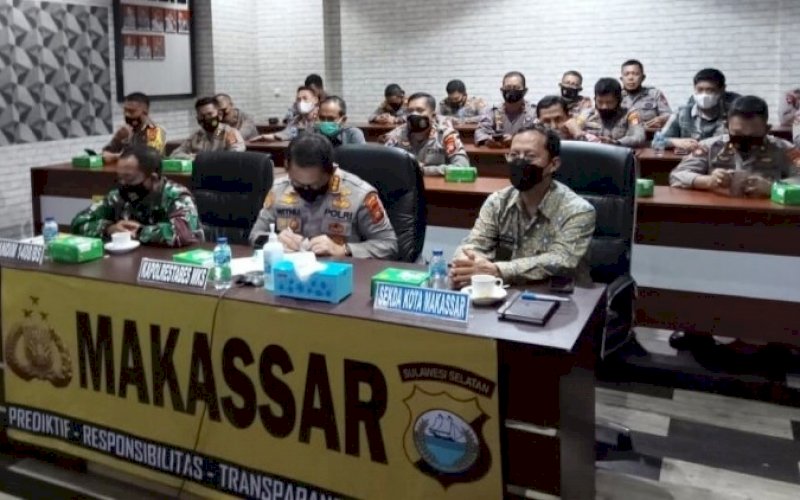 LAUNCHING. Sekda Kota Makassar, Muh Ansar (kanan), menghadiri Launching Pelayanan Call Center Polri 110 melalui video conference di Ruang Vicon Tunggal Panaluan Polrestabes Makassar, Kamis (20/5/2021). foto: humas pemkot makassar