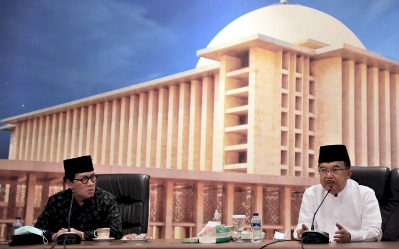 SERUAN. Ketua DMI, HM Jusuf Kalla (kanan), menyerukan agar 50 persen dana umat yang terkumpul melalui kotak amal masjid di Indonesia, selama sepekan sampai Salat Jumat pekan depan, disumbangkan untuk Masjid Al-Aqsa di Palestina saat halalbihalal dengan pengurus wilayah DMI se-Indonesia melalui daring di Kantor DMI, Jaksel, Jumat (21/5/2021). foto: humas dmi