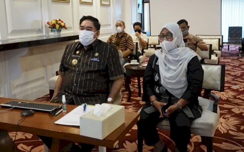 RAPAT EVALUASI. Sekda Provinsi Sulsel, Abdul Hayat Gani, saat mengikuti Rapat Evaluasi Perkembangan Penegasan Batas Daerah Tahap Kedua yang dilakukan secara virtual Zoom meeting di Baruga Lounge Kantor Gubernur Sulsel, Jumat (21/5/2021). foto: humas pemprov sulsel