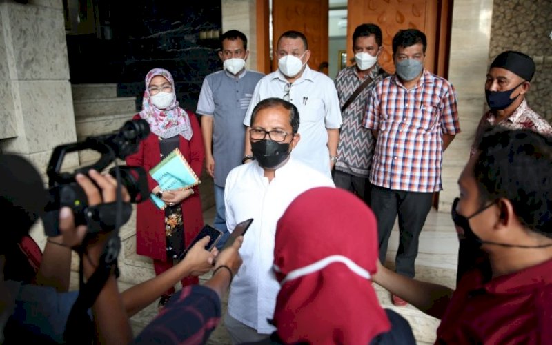 BERI KETERANGAN. Wali Kota Makassar, Moh Ramdhan Pomanto, memberikan keterangan usai menerima sumbangan dari komunitas Golorong Makassar yang akan disalurkan ke Palestina di kediaman pribadinya, Jl Amirullah, Kota Makassar, Jumat (21/5/2021). foto: humas pemkot makassar