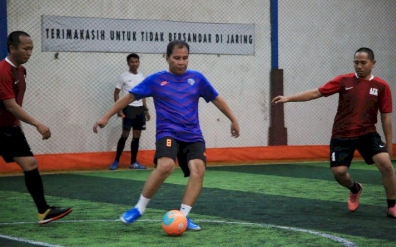 DIJAGA KETAT. Wali Kota Makassar, Moh Ramdhan Pomanto, dijaga ketat dua pemain Futsal Academy Turatea Jeneponto pada laga ekshibisi di Lapangan Futsal Anwar Jaya, Jl Kelara, Kabupaten Jeneponto, Sabtu (22/5/2021) sore. foto: humas pemkot makassar
