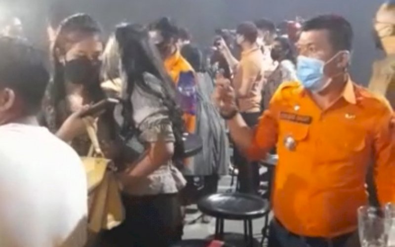 DIBUBARKAN. Tim Satgas Raika Makassar membubarkan pengunjung Holywings Club yang menggelar party hingga dini hari, Minggu (23/5/2021). foto: istimewa