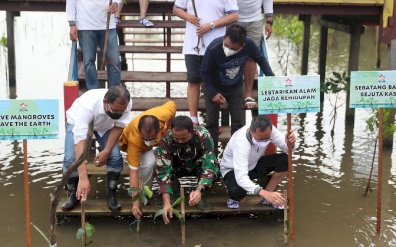 TANAM POHON. Wali Kota Makassar, Moh Ramdhan Pomanto (kiri),&nbsp; ikut aksi penanaman bibit pohon mangrove dan pohon ketapang kencana di Ekowisata Mangrove Lantebung, Kelurahan Bira, Kecamatan Tamalanrea, Kota Makassar, Minggu (23/5/2021). foto: humas pemkot makassar