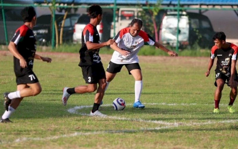 LAGA AMAL. Wali Kota Makassar, Moh Ramdhan Pomanto, ikut berpartisipasi dalam laga amal sepak bola untuk Palestina di Lapangan Politeknik Pelayaran Barombong, Makassar, Minggu (23/5/2021) sore. foto: humas pemkot makassar