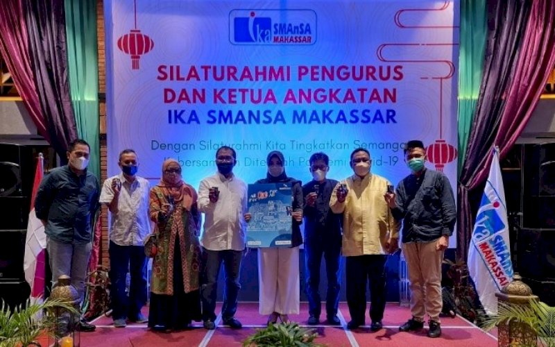 SILATURAHMI. Wali Kota Makassar, Moh Ramdhan Pomanto (keempat kiri), menghadiri Silaturahmi Pengurus dan Ketua Angkatan IKA Smansa Makassar di Hotel Novotel Makassar, Minggu (23/5/2021). foto: humas pemkot makassar