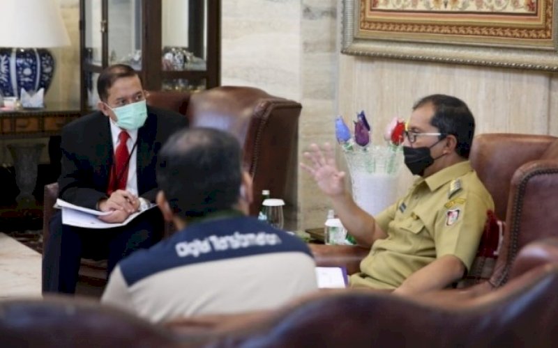 PERTEMUAN. Wali Kota Makassar Moh Ramdhan Pomanto menggelar pertemuan dengan Deputi Kepala Perwakilan BI Sulsel Endang Kurnia Saputra di kediaman pribadinya, Jl Amirullah, Kota Makassar, Senin (24/5/2021). foto: humas pemkot makassar