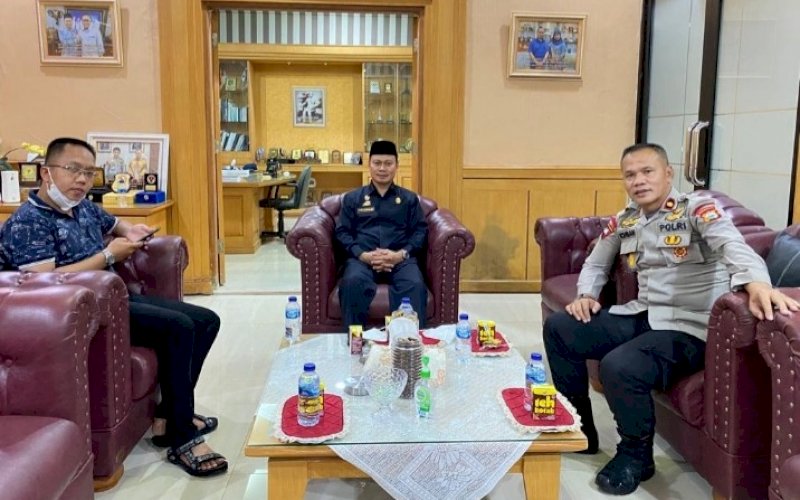 SILATURAHMI. Danyon C Pelopor Satbrimob Polda Sulsel Kompol Nur Ichsan (kanan) menemui Ketua DPRD Wajo Ketua DPRD Wajo Andi Muhammad Alauddin Palaguna menjelang pelaksanaan pilkades serentak di Wajo, Senin (24/5/2021). foto: humas brimob bone