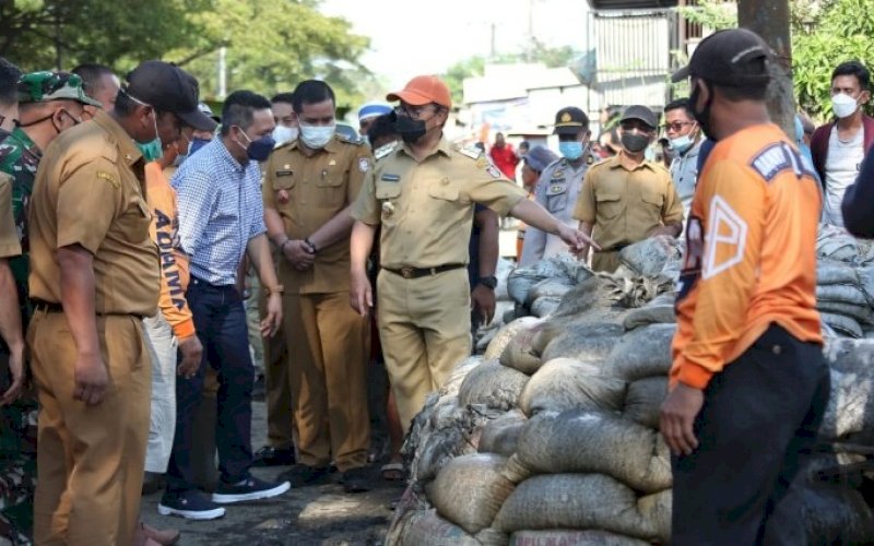 PEMANTAUAN. Wali Kota Makassar, Moh Ramdhan Pomanto, meninjau langsung pengerukan drainase di Jl Tamangapa Raya, Kecamatan Manggala, Senin (24/5/2021). foto: humas pemkot makassar