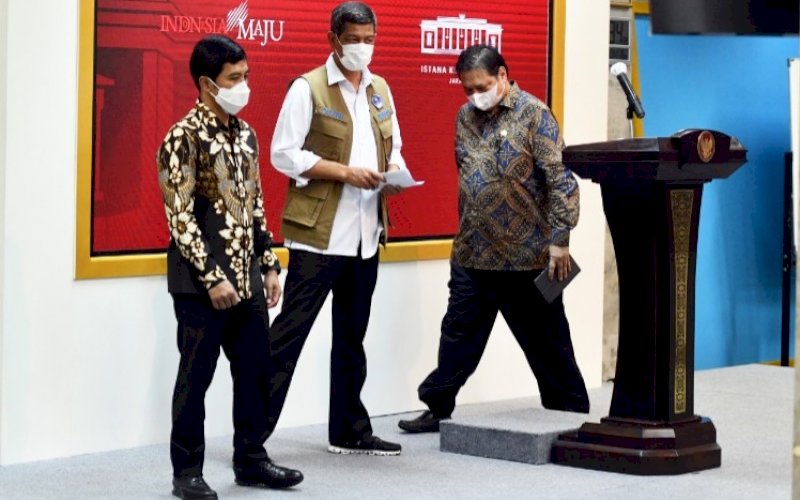 BERI KETERANGAN. Ketua KPCPEN Airlangga Hartarto, Ketua Satgas Penanganan Covid-19 Doni Monardo, dan Wamenkes Dante Saksono Harbuwono di sela-sela memberikan keterangan pers usai mengikuti Rapat Terbatas mengenai Penanganan Pandemi COVID-19 yang dipimpin Presiden RI Joko Widodo (Jokowi) di Jakarta, Senin (24/5/2021). foto: humas Setkab