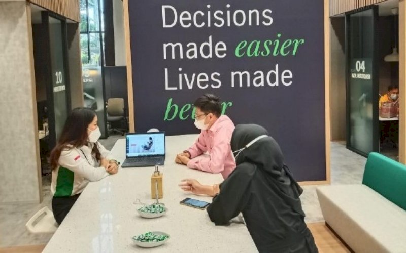LAYANAN MANULIFE. Petugas Manulife Indonesia melayani nasabah dengan ramah. foto: humas manulife indonesia