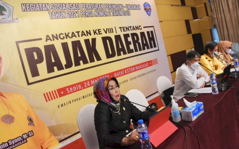 SOSIALISASI PERDA. Anggota DPRD Kota Makassar, Apiaty Amin Syam, menggelar Sosialisasi Perda nomor 2 tahun 2018 tentang Pajak Daerah di Hotel Aston Makassar, Senin (24/5/2021). foto: istimewa