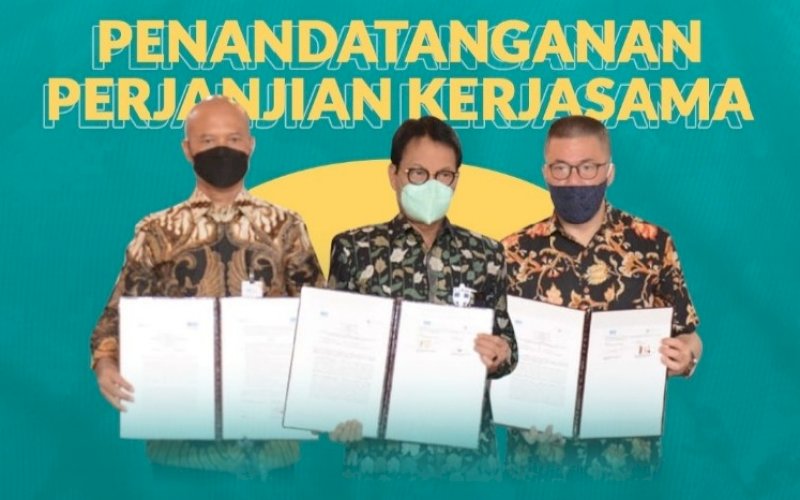 KERJA SAMA. Direktur Utama PT Sucofindo Bachder Djohan Buddin (tengah), Wakil Direktur Utama I&nbsp;PT Bank Syariah Indonesia Tbk Ngatari (kiri), dan CEO Rietzstar Basuki Kusuma menandatangani kerja sama mendukung UMKM berdaya saing. foto: humas Sucofindo